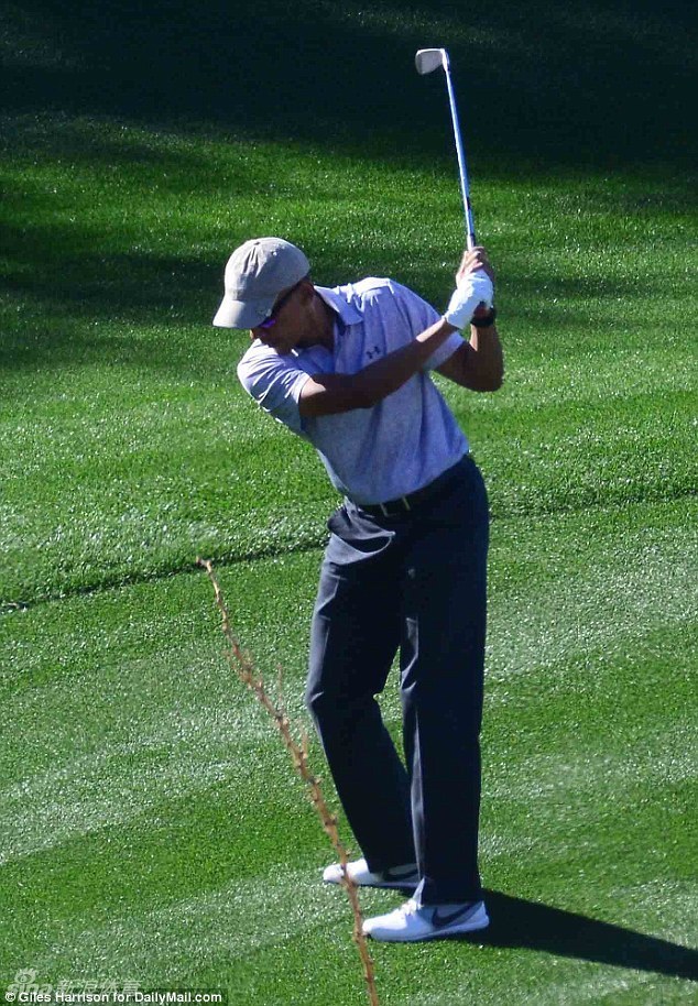 猪溪高尔夫俱乐部全景，绿草如茵，球道蜿蜒，群山如黛，静谧如画