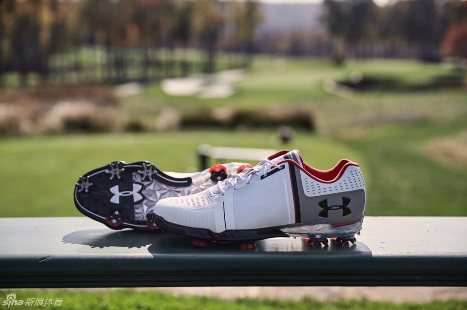 乔丹·斯皮思在发布会现场手持专属战靴，面带微笑，向全球球迷展示这款承载着技术与梦想的作品。