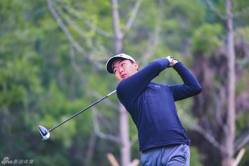 梁恩旗果岭上俯身细致观察推杆线路，冷静分析草地起伏