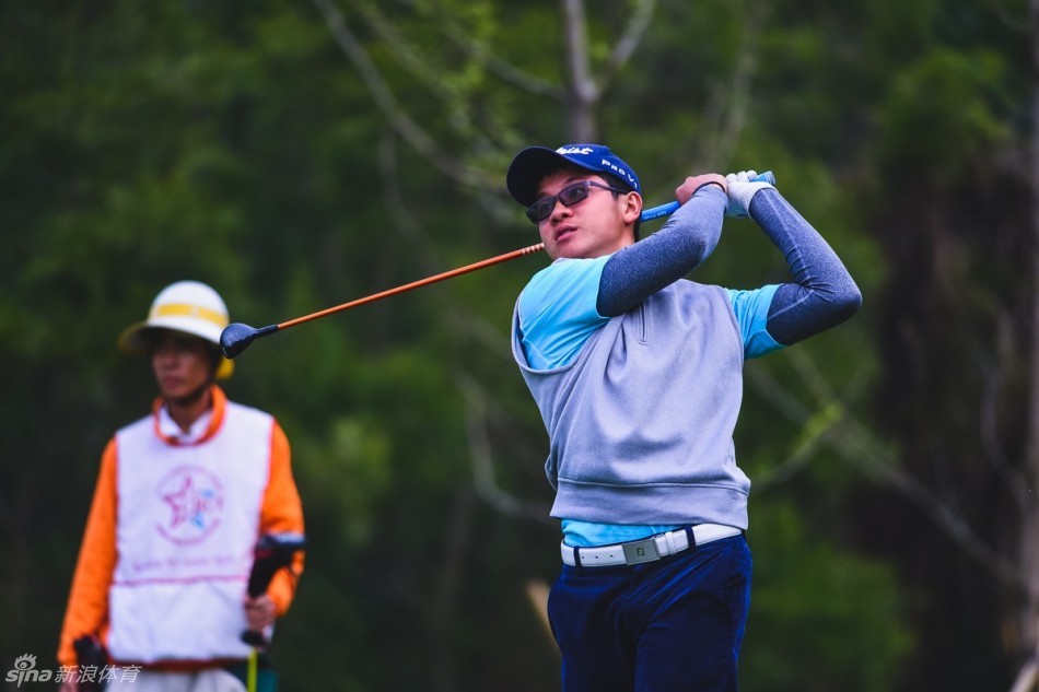 梁恩旗在球道上沉稳挥动一号木，目光紧随小白球飞行的轨迹