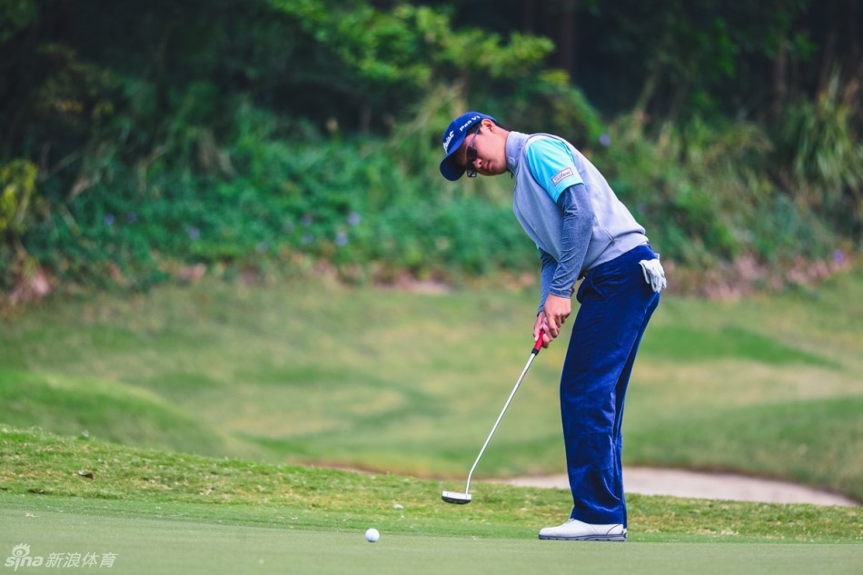 梁恩旗与裁判认真讨论规则问题，展现对高尔夫规则的尊重