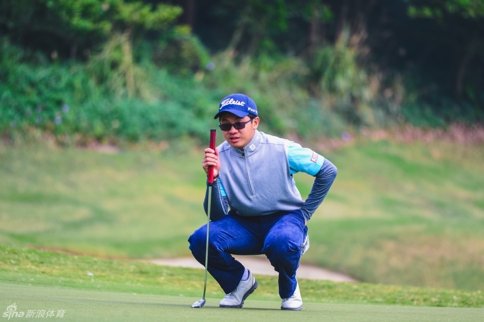 小球员从沙坑中成功救球，沙砾飞扬瞬间展现不懈斗志