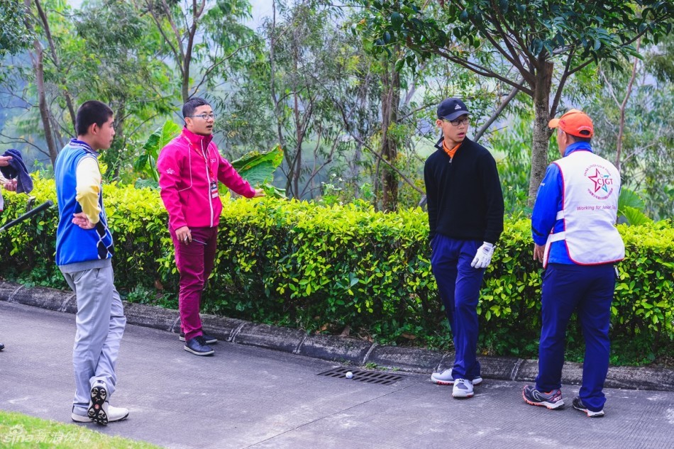 年轻球手露出甜美而充满成就感的笑容，洋溢着运动的快乐