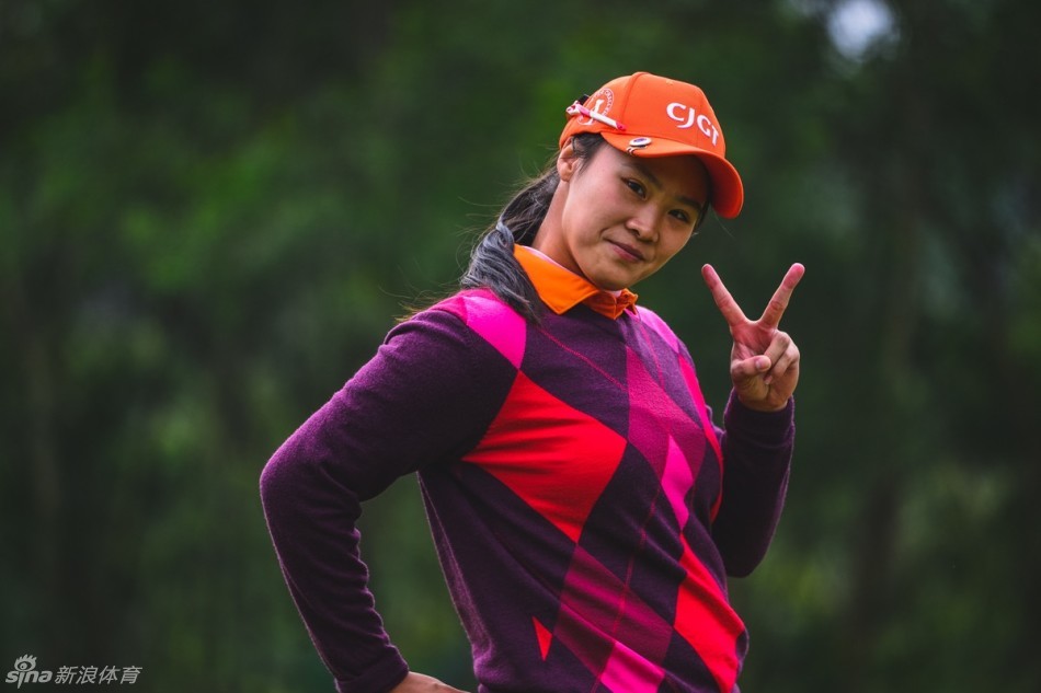 可爱的小球员全神贯注观看球的落点，眼中充满期待与专注