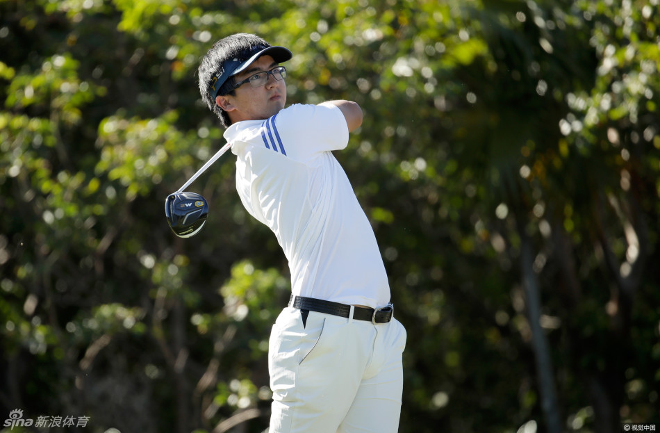 窦泽成在球道上仔细观察小白球的落点，表情专注，仿佛在思考下一杆的战略