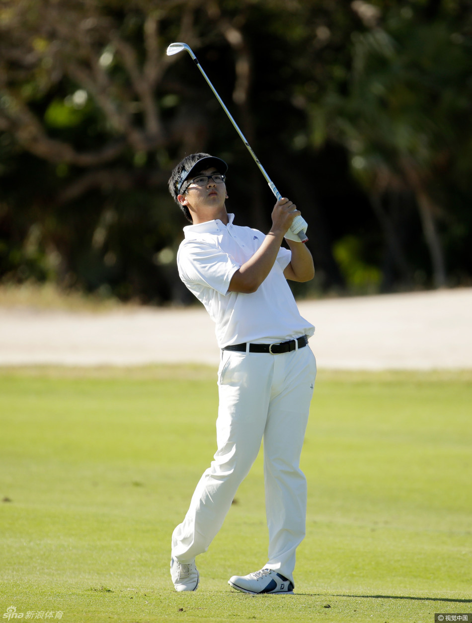 冠军安德鲁·兰德雷与同组球员在十八号洞果岭握手致意，笑容灿烂