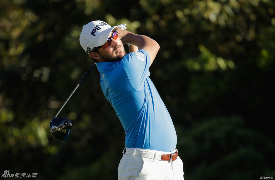 窦泽成在赛后面带微笑，展现出年轻球员的朝气与阳光