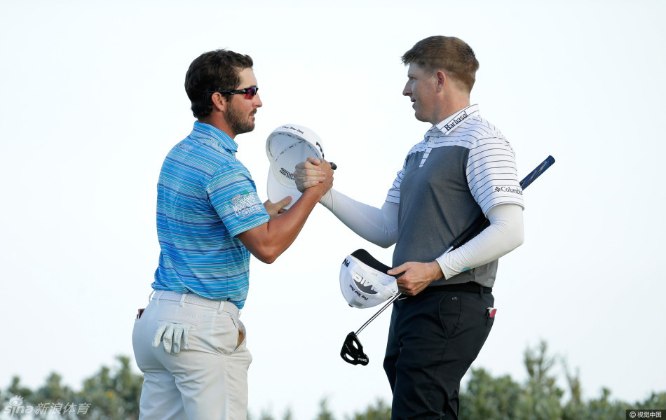 冠军安德鲁·兰德雷手捧奖杯开怀大笑，享受胜利时刻