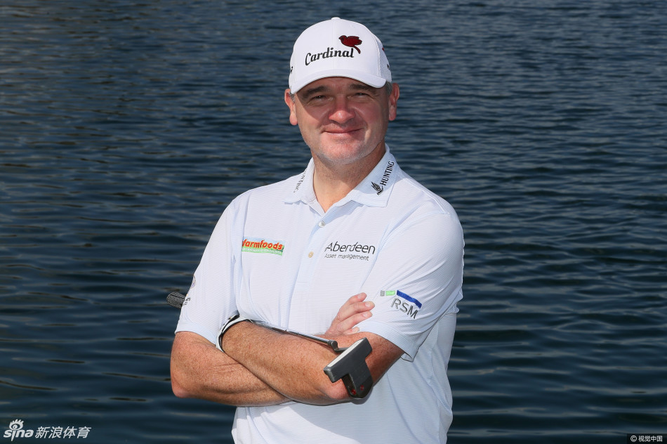 著名高尔夫球员在沙坑中精心处理困难球位，沙尘飞扬凸显技巧