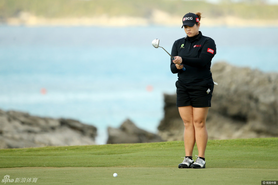 泰国名将阿瑞雅大力开球瞬间肌肉线条尽显，世界第二的霸气与力量在动作中展露无遗。