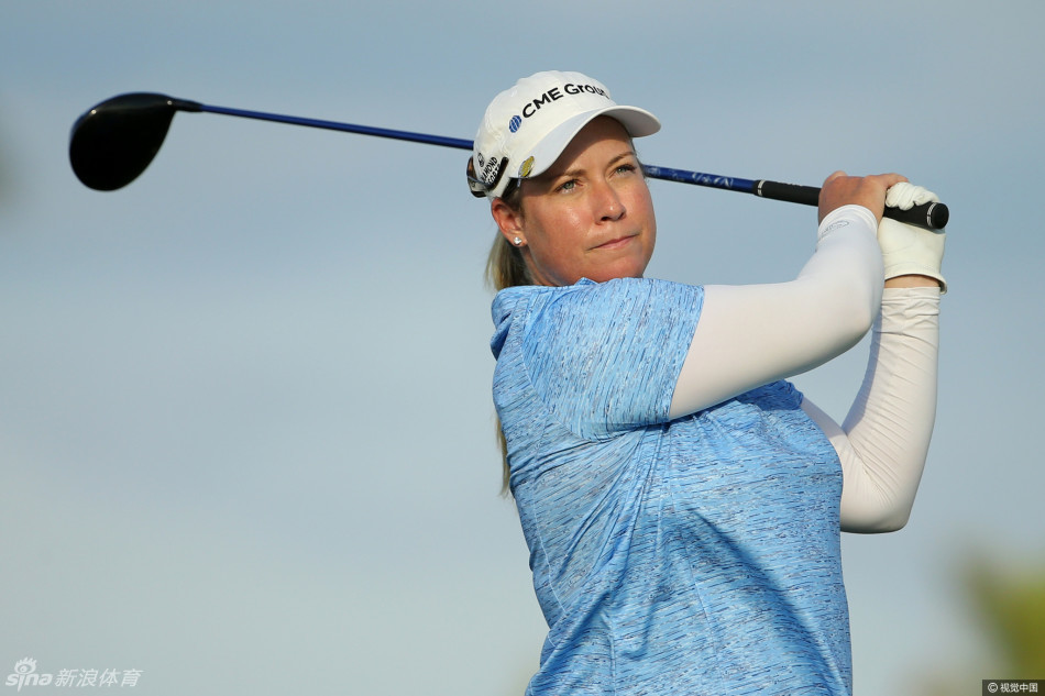 魏圣美在果岭上俯身仔细观察推杆线路，神情专注展现其精湛的短杆技术与对胜利的渴望。