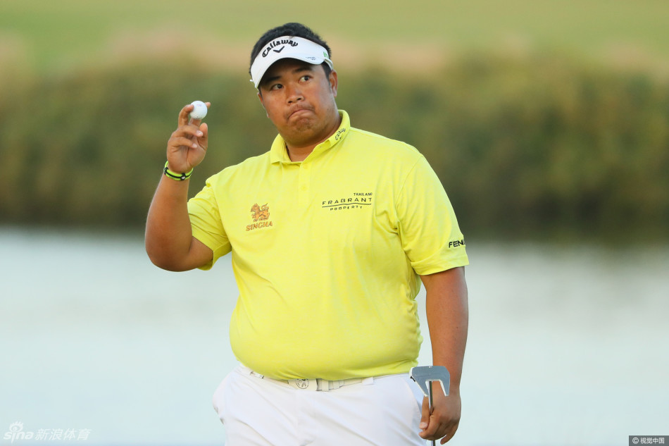 王情训与阿菲巴拉特在赛后于果岭边亲切握手，体现竞技体育的友谊与尊重