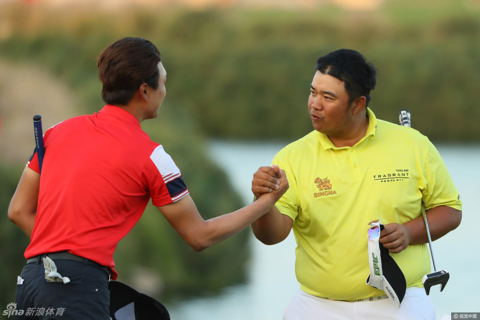 北爱尔兰名将麦克道尔在果岭边沉稳推杆，神情专注，志在夺取领先