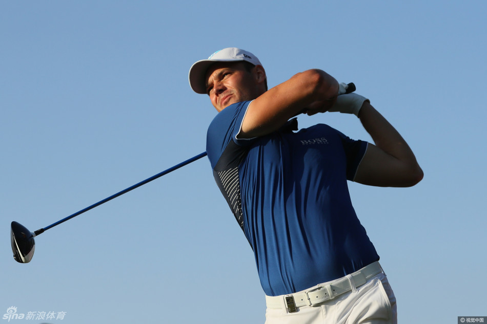 泰国选手阿菲巴拉特在比赛中向观众友好示意，展现高尔夫运动的礼仪风度