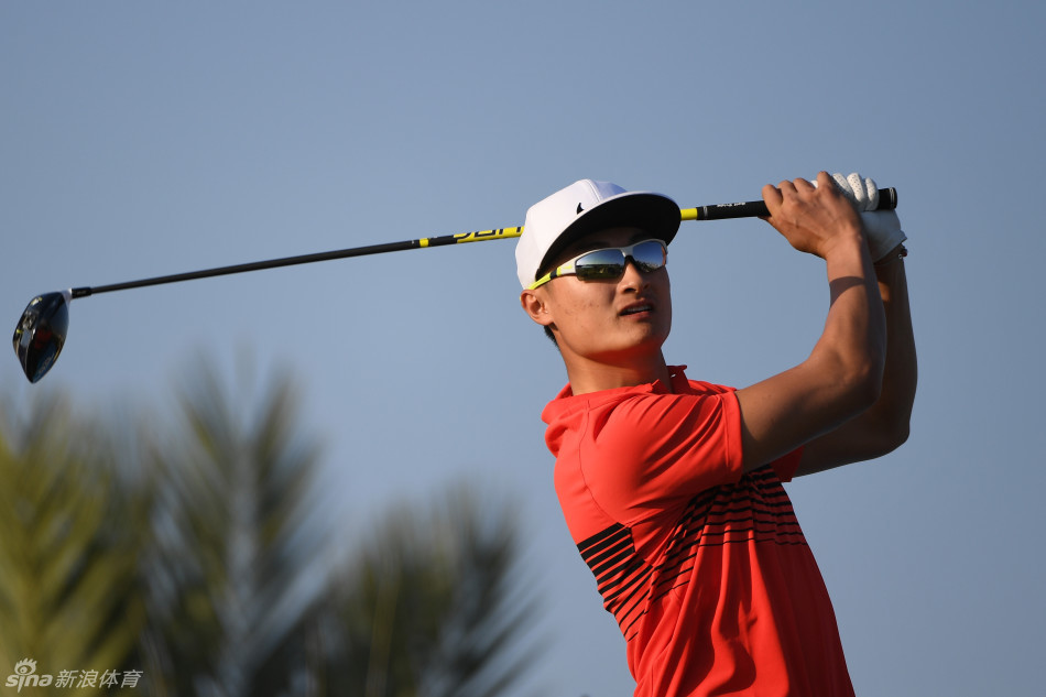 李昊桐在全神贯注地挥杆，身姿舒展充满力量，目光锐利地锁定远方落点