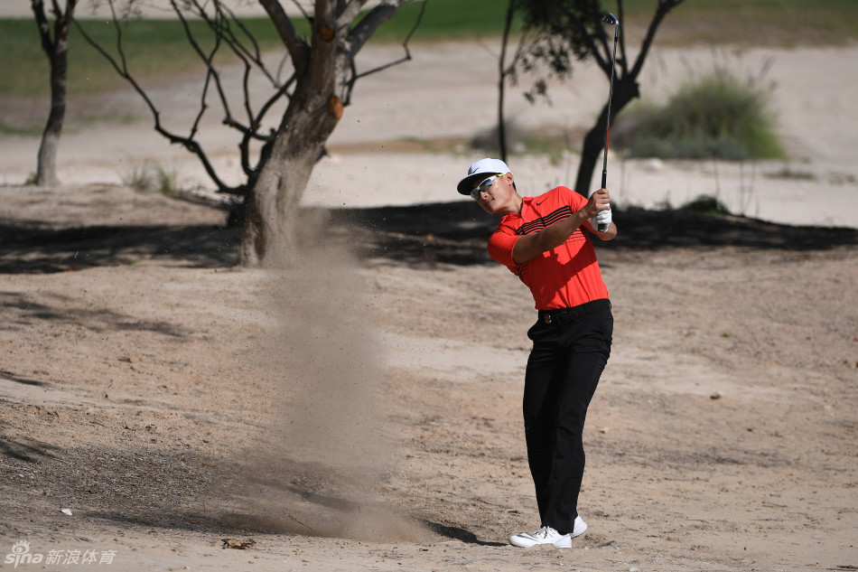 李昊桐在沙坑中奋力救球，沙砾飞扬瞬间展现其精湛的短杆技术与冷静的临场心态