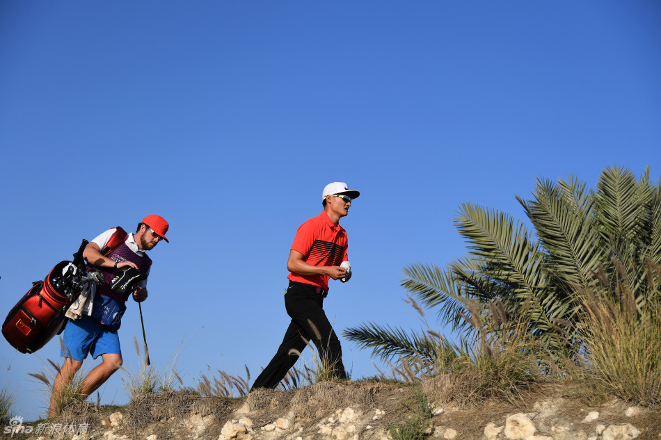 汤米·弗利特伍德大力开球，动作流畅充满动能，白色小球在空中划出清晰轨迹