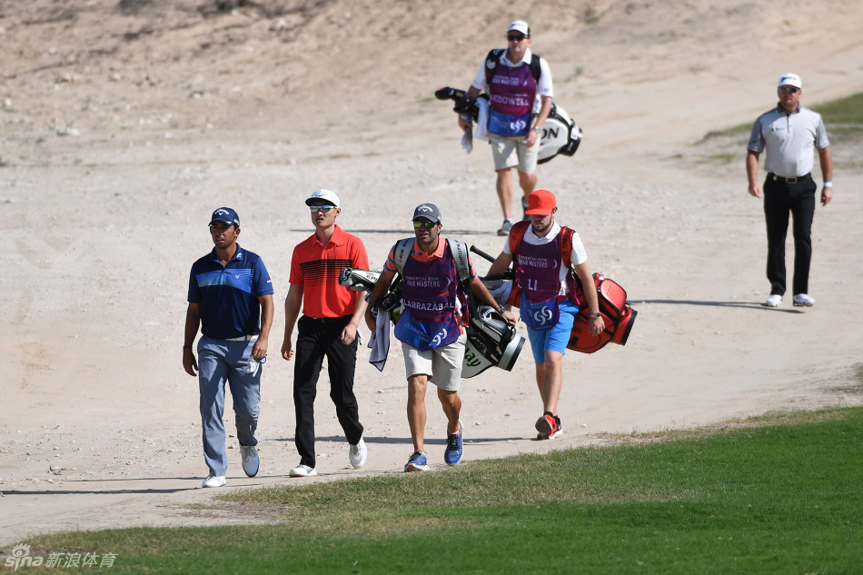 德国名将马丁·凯梅尔正在开球，动作优雅而稳定，尽显大满贯冠军的深厚功底