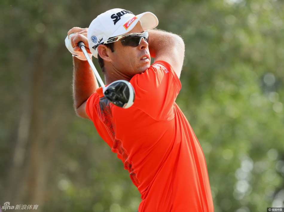 英格兰高尔夫选手安迪-苏利文在果岭上推入一记好球后,转身面向观众,脸上绽放出极具感染力的开心笑容。