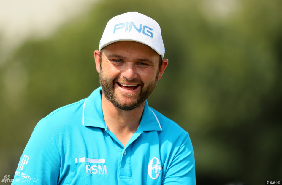 王情训在卡塔尔大师赛颁奖仪式上,手捧冠军奖杯,脸上洋溢着灿烂而自信的笑容。