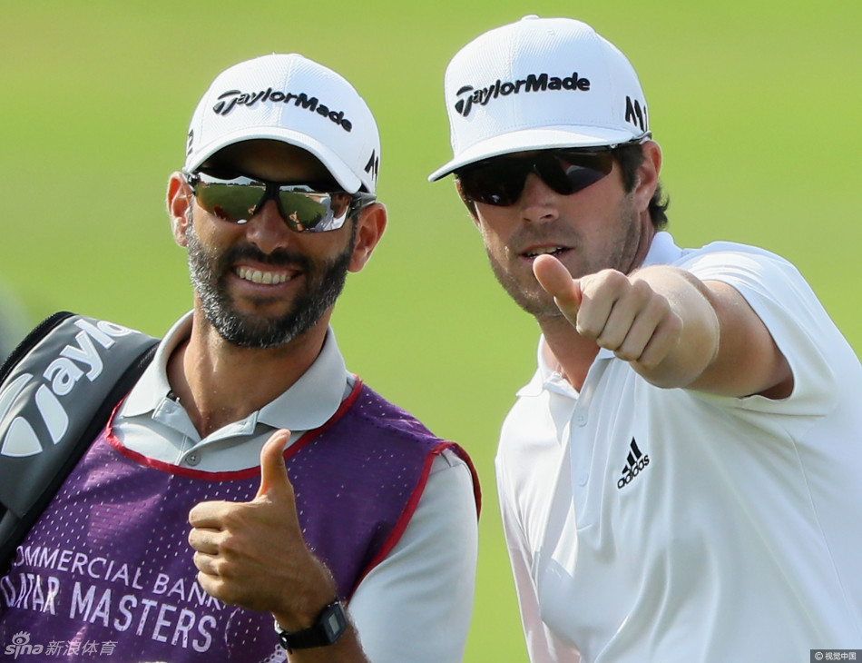 王情训在决赛轮开球,在发球台上流畅地完成一号木挥杆,白色的球杆在阳光下划出一道清晰的弧线。