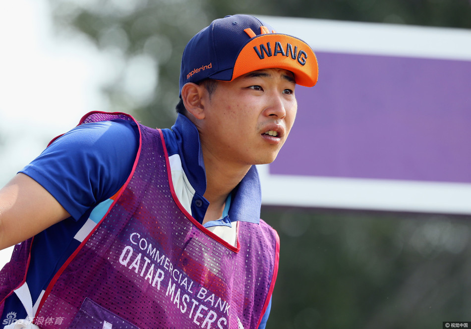 王情训在延长赛中关键一击,全神贯注地完成挥杆,动作舒展而充满力量。