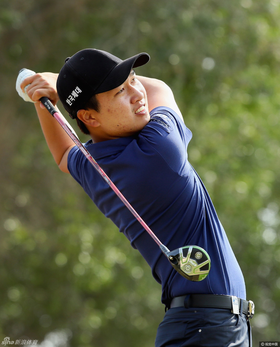 王情训的球童蹲在果岭边仔细阅读推杆线路,神情专注,为王情训提供关键的建议和支持。