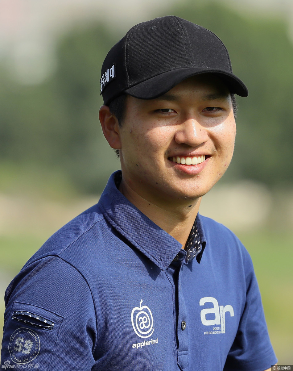 西班牙高尔夫球手纳乔-埃尔韦拉与自己的球童在比赛间隙互动,两人表情搞怪,相视而笑,展现了赛场上的轻松友谊。