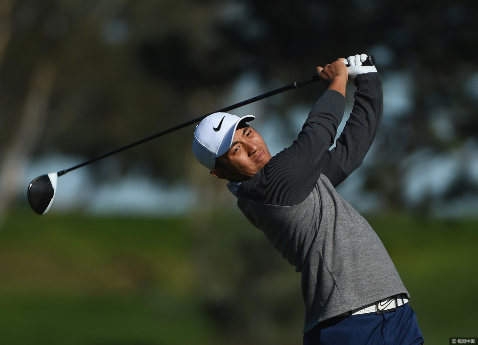 布兰德-斯内德克尔在全神贯注地观察果岭推杆线路,冷静的面容下是争夺冠军的决心。