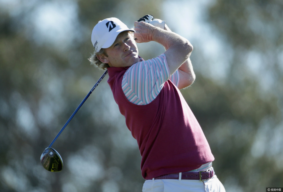 潘政琮在发球台上果断开球,动作流畅而充满力量,眼神中透露出对胜利的渴望。