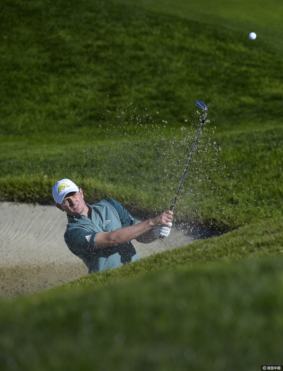 菲尔·米克尔森完成一次标志性的全力挥杆,身体扭转充分,目光紧盯着小球飞出的方向。