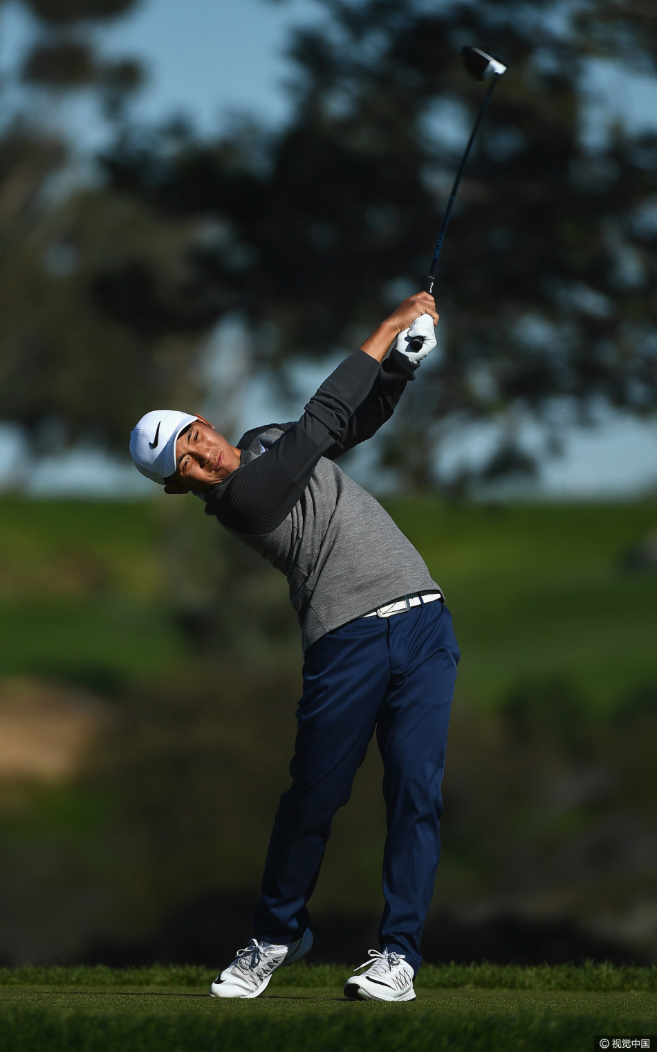 潘政琮完成最后一推后优雅收杆,脸上带着专注而满意的神情,迎接来自观众的掌声。