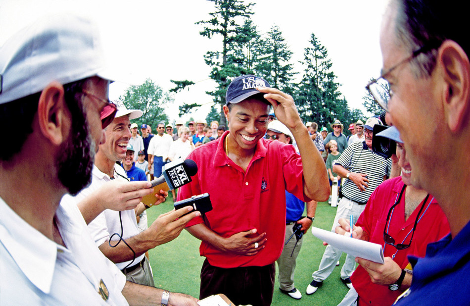 年轻的泰格·伍兹在1997年凤凰城公开赛上，于万人喧嚣的16号洞果岭边凝视小球，一记精准的短杆即将创造历史