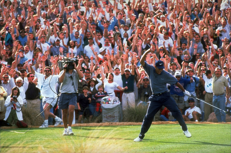 1997年莱德杯赛场，泰格·伍兹作为美国队新星挥杆击球，团队荣誉的压力与个人才华在此刻交汇