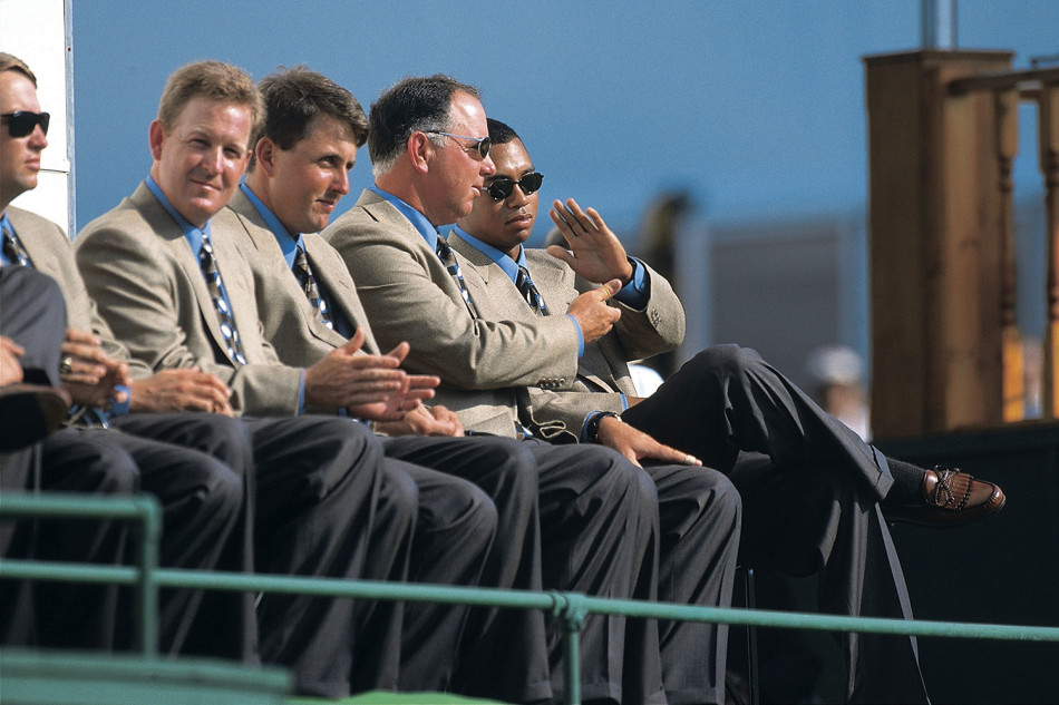 激烈的比赛间隙，泰格·伍兹与球童‘胡须佬’迈克·柯文在球道上专注商讨策略，两人的默契是胜利的重要组成