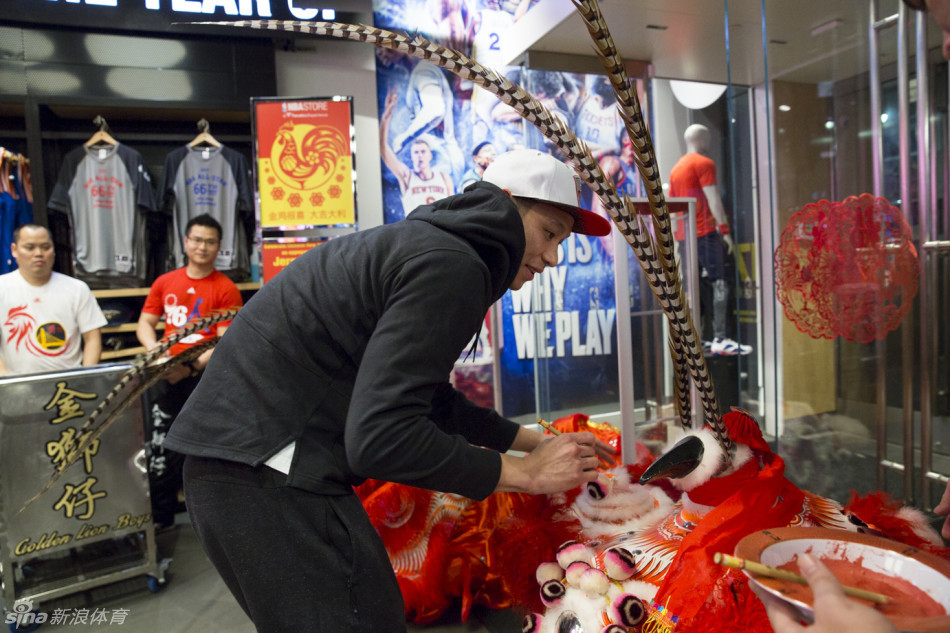 林书豪现身纽约NBA旗舰店 与球迷欢度新春(图)