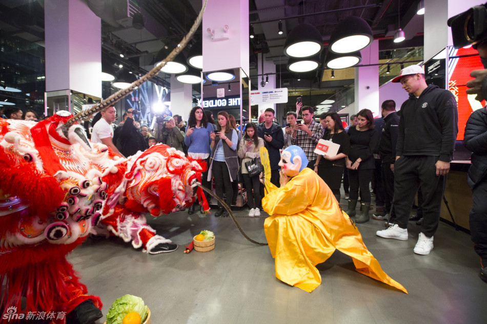 林书豪现身纽约NBA旗舰店 与球迷欢度新春(图)