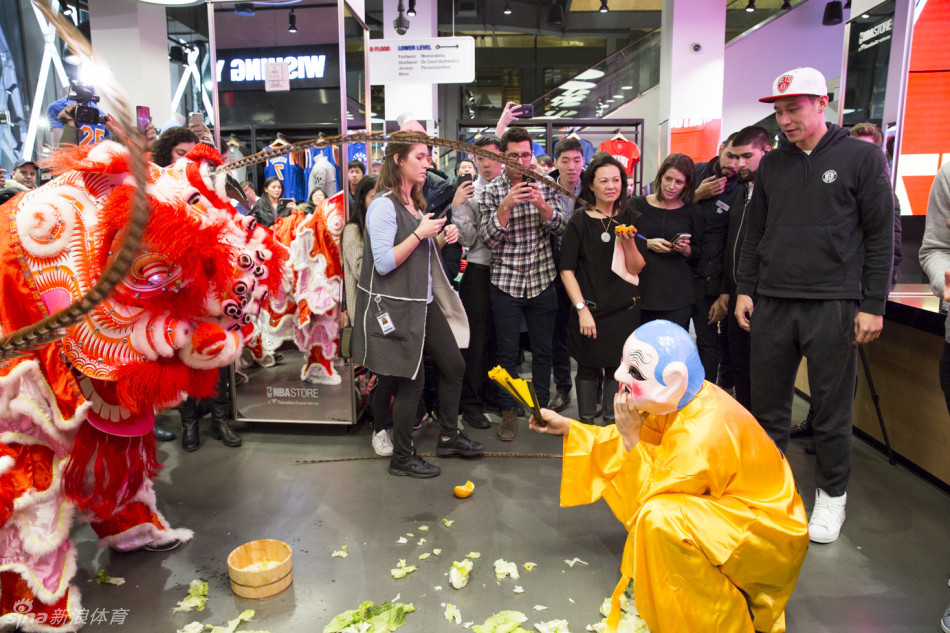 林书豪现身纽约NBA旗舰店 与球迷欢度新春(图)