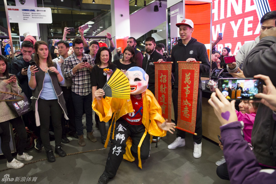 林书豪现身纽约NBA旗舰店 与球迷欢度新春(图)