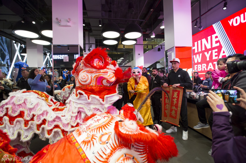 林书豪现身纽约NBA旗舰店 与球迷欢度新春(图)