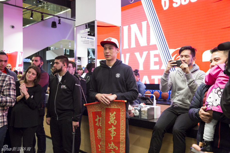 林书豪现身纽约NBA旗舰店 与球迷欢度新春(图)