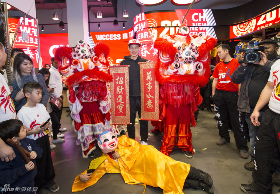林书豪现身纽约NBA旗舰店 与球迷欢度新春(图)