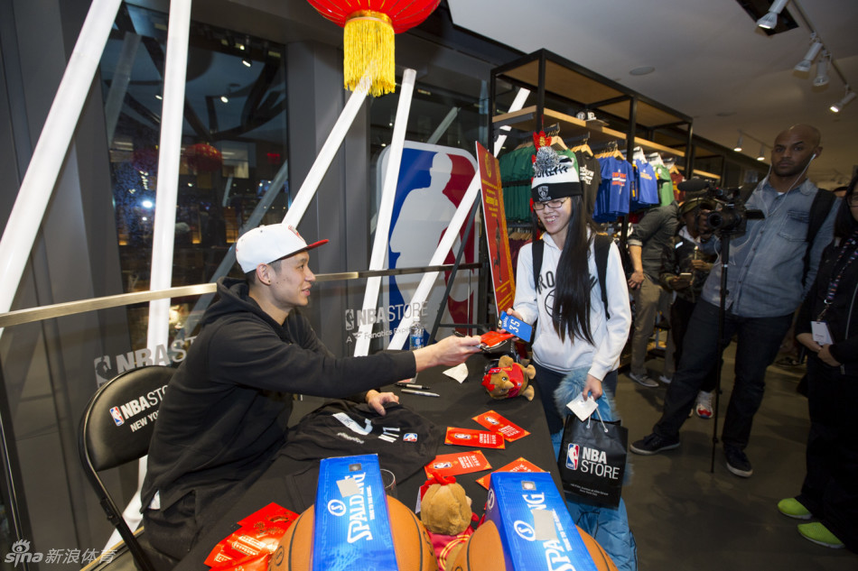 林书豪现身纽约NBA旗舰店 与球迷欢度新春(图)