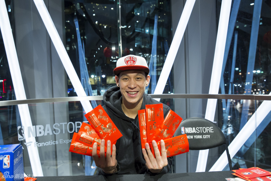 林书豪现身纽约NBA旗舰店 与球迷欢度新春(图)