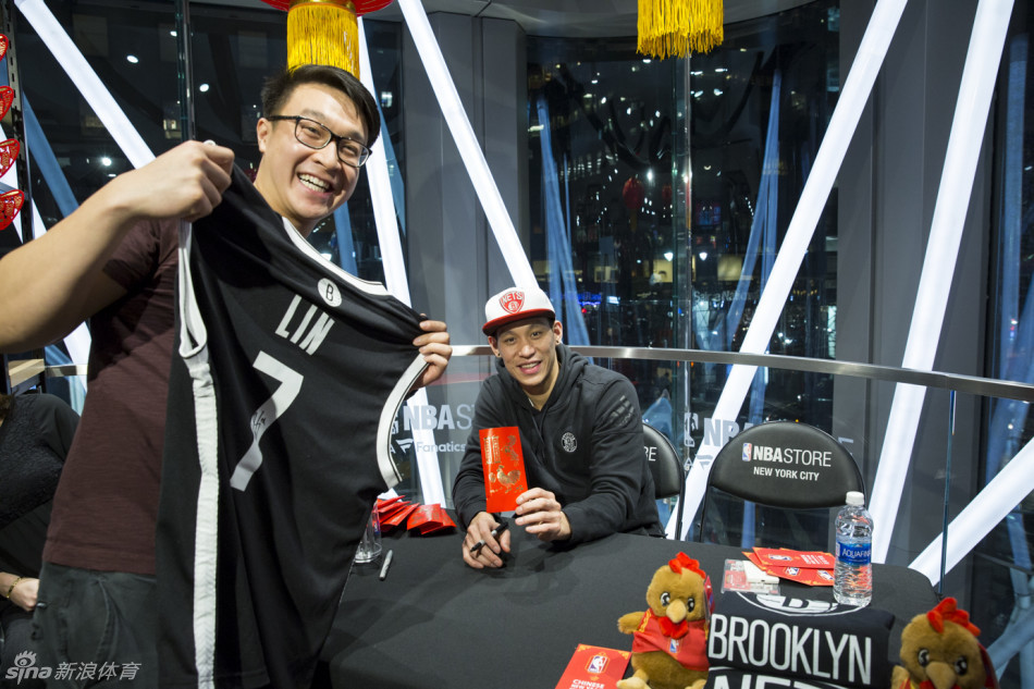 林书豪现身纽约NBA旗舰店 与球迷欢度新春(图)