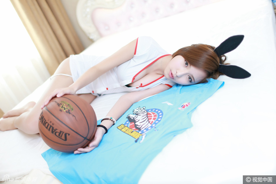 篮球宝贝身着靓丽服装,在球场边展露甜美笑容,一双白皙长腿格外吸睛,为新疆男篮激情助威。