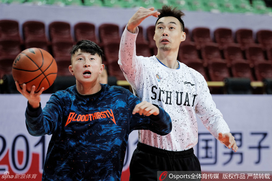 哈达迪在罚球线附近进行投篮热身，出手动作柔和，篮球在空中划过一道优美的弧线。