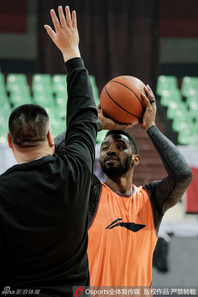 老将孟达积极缠绕防守对手，眼神中透露出坚毅，他的贴身防守是四川队外线的重要屏障。