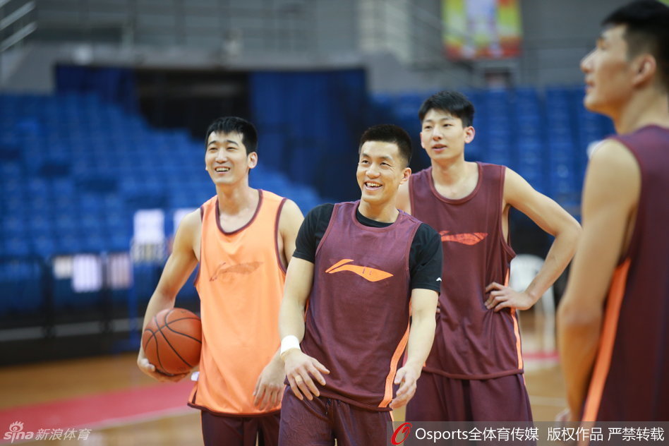 坐在替补席的杨鸣看着场上队友的精彩发挥,脸上洋溢着轻松的笑容,心情大好。