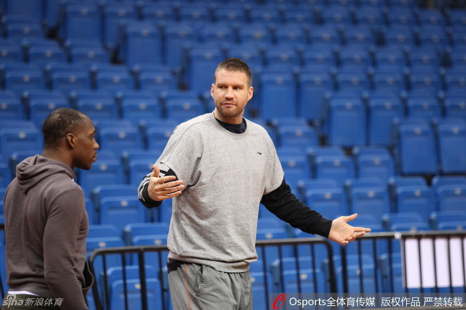 赛前热身时,队长杨鸣神情专注,一丝不苟地做着拉伸,为即将到来的激战做好充分准备。